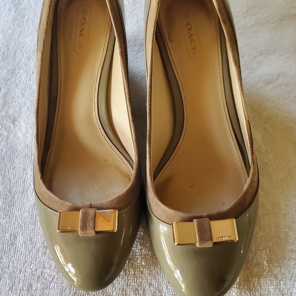 Coach Beige Leather Hillaree Gold Bow Round Toe Sz 7 3" Wedges - Picture 1 of 10